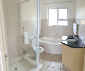 Badekar, hårføner, håndklær og såpe