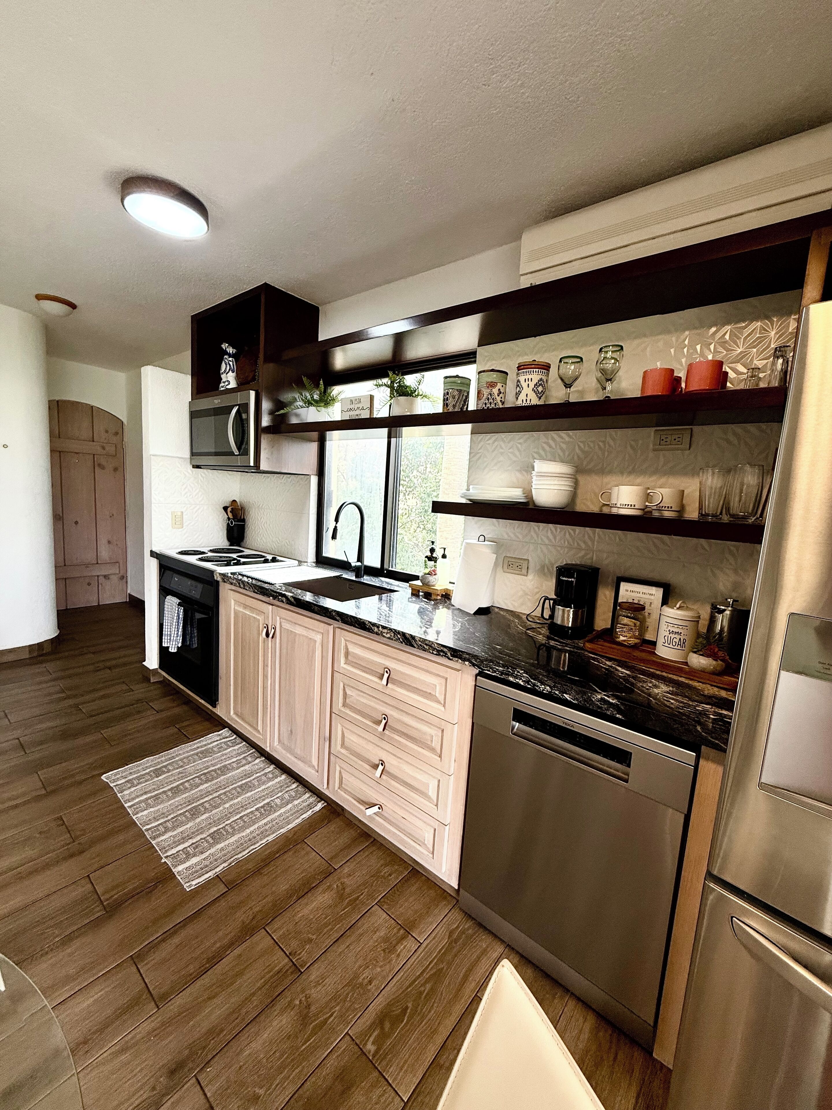 Réfrigérateur, micro-ondes, four, plaque de cuisson