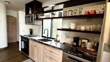 KĂŒhlschrank, Mikrowelle, Ofen, Herdplatte