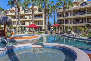 Outdoor pool - Beautiful Updated Condo in Hotel Zone – Golf View + Walk Everywhere (San José del Cabo)