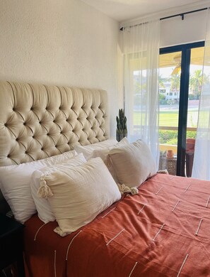 2 bedrooms, in-room safe, desk, iron/ironing board - Beautiful Updated Condo in Hotel Zone – Golf View + Walk Everywhere (San José del Cabo)