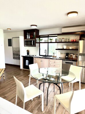 Dining - Beautiful Updated Condo in Hotel Zone – Golf View + Walk Everywhere (San José del Cabo)