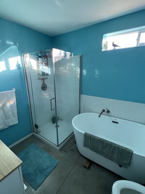 Badekar, hårtørrer, bidet, håndklæder