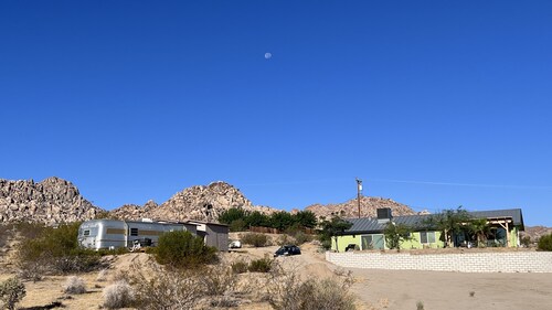 Newly Renovated House 5 minute walk from Joshua Tree National Park