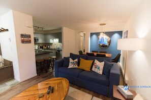 TV, caminetto, impianto stereo