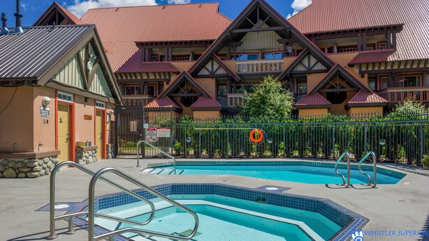 Un hôtel doté d’une piscine, d’un panneau indiquant qu’il est interdit de plonger et d’une zone délimitée par une clôture.