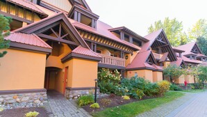 Une rangée de bâtiments de style traditionnel, dotés de nombreux balcons, et un chemin de pierre menant à l’entrée.