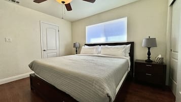 4 slaapkamers, een bureau, een strijkplank/strijkijzer, gratis wifi