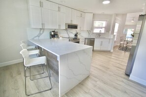Fridge, microwave, oven, stovetop - Jupiter Sunshine 3 BR Home w/ Pool in the heart of Jupiter! (Jupiter)