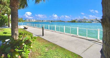 Jupiter Sunshine 3 BR Home w/ Pool in the heart of Jupiter!