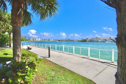 Jupiter Sunshine 3 BR Home w/ Pool in the heart of Jupiter!