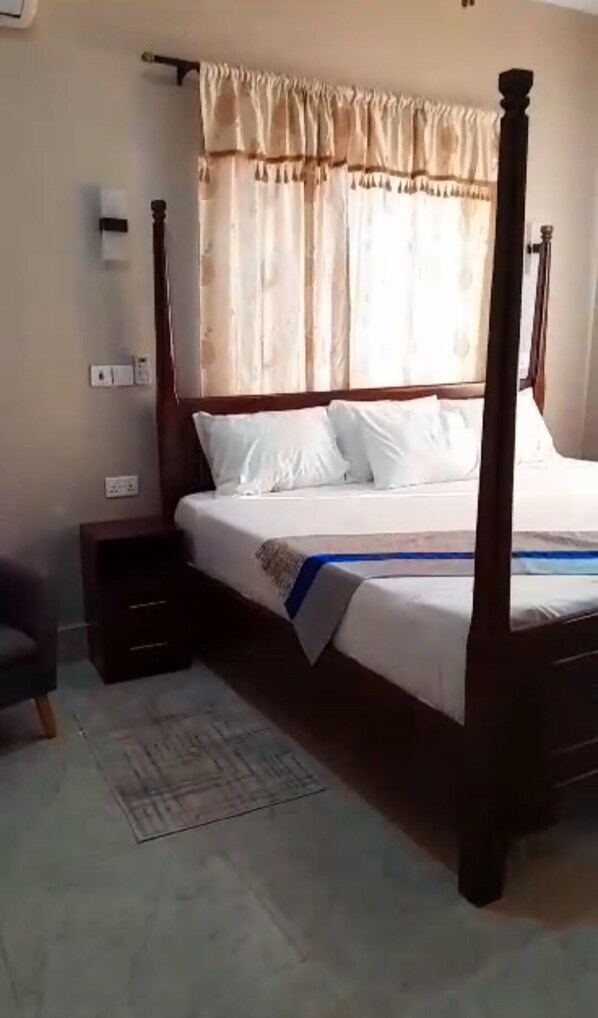 3 bedrooms, iron/ironing board, WiFi, bed sheets