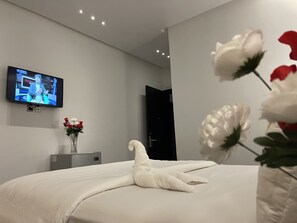 舒適  客房 | 高級寢具、羽絨被、Select Comfort 床墊、房內夾萬