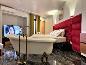 ロイヤル ルーム | 高級寝具、羽毛の掛け布団、セレクト コンフォート製ベッド、セーフティボックス (室内)