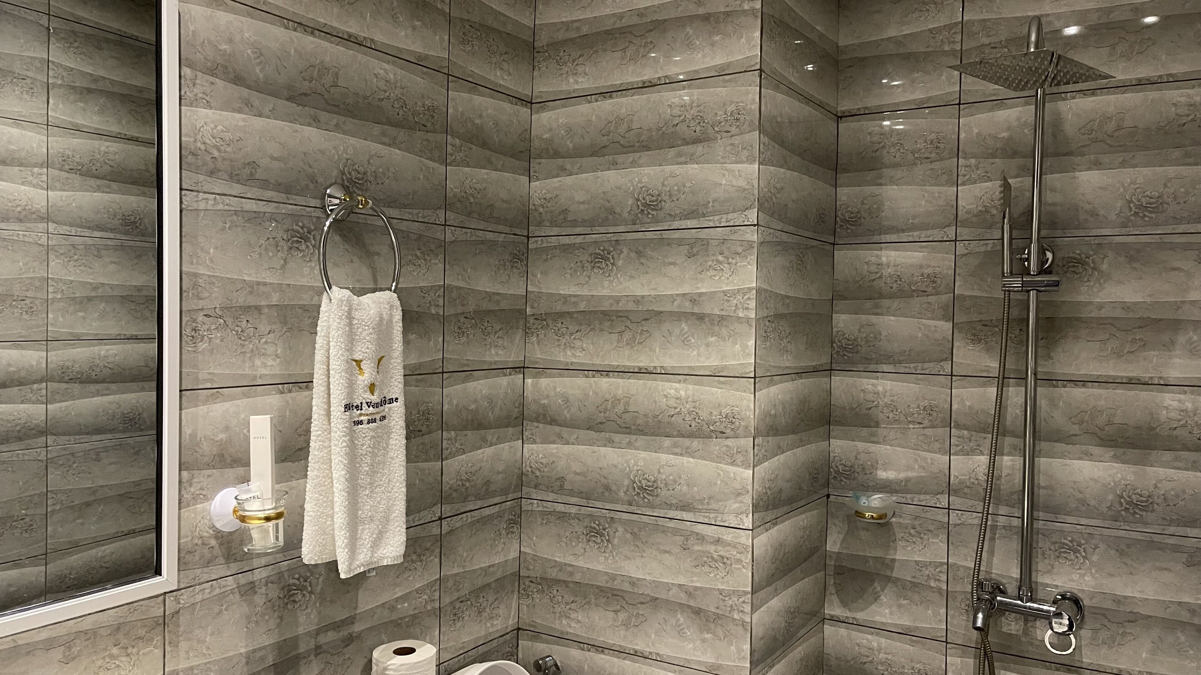 Habitación estándar, 1 cama de matrimonio | Baño | Artículos de higiene personal gratuitos, toallas y jabón