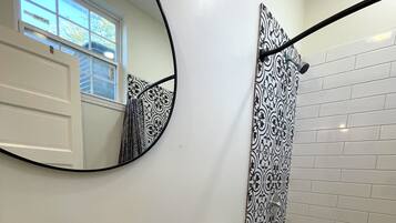 Combinazione doccia/vasca, asciugacapelli, asciugamani, sapone