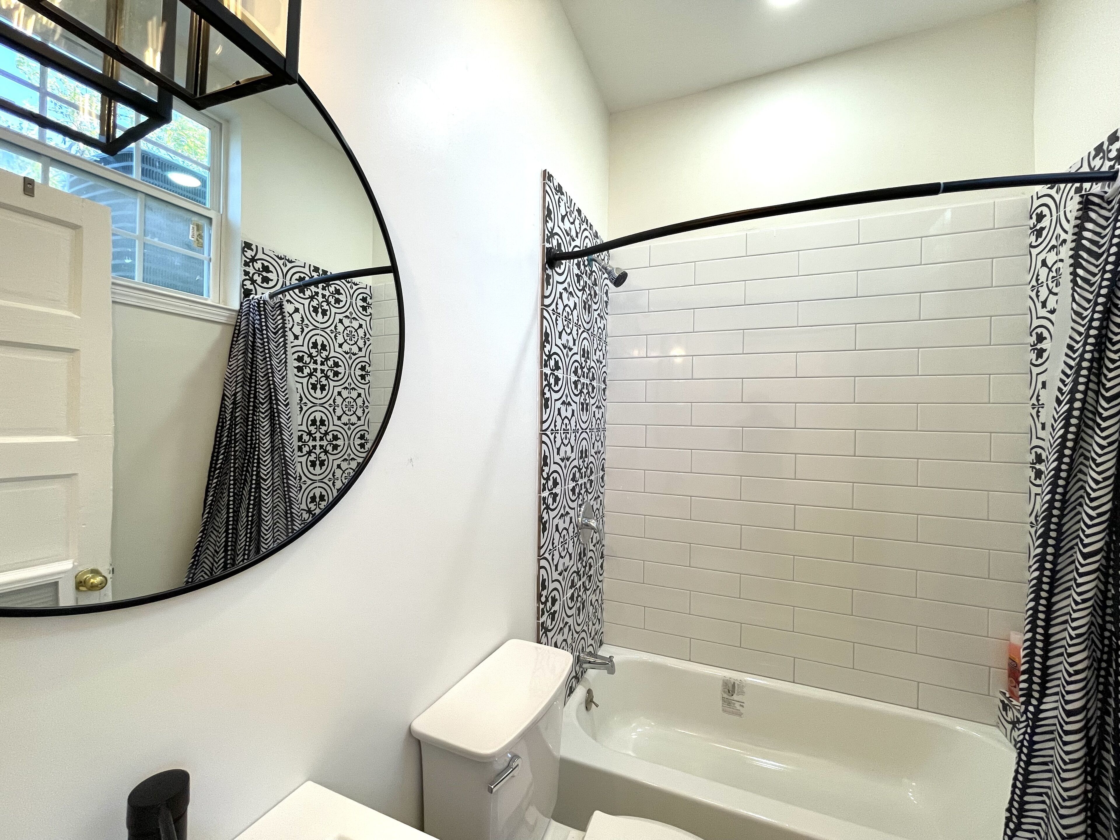 Kombinert dusj/badekar, hårføner, håndklær og såpe