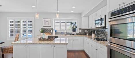Coffee/tea maker, fridge, microwave, oven