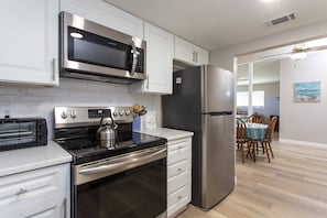 Refrigerador, microondas, lavavajillas y cafetera y tetera 