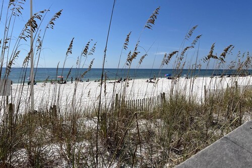 Snowbird friendly-Renovated Fort Walton Beach Home | Desk | 2 Dogs Ok | Fenced |Beaches & Bases
