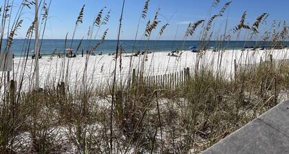 Snowbird friendly-Renovated Fort Walton Beach Home | Desk | 2 Dogs Ok | Fenced |Beaches & Bases