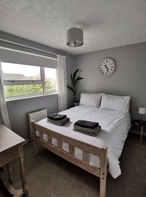 2 bedrooms, iron/ironing board, free WiFi, bed sheets - Bright, welcoming Falmouth 2 bed home with garden and parking (Falmouth)