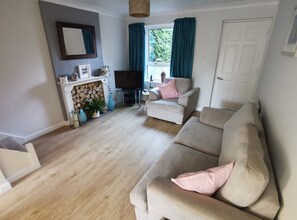 TV - Bright, welcoming Falmouth 2 bed home with garden and parking (Falmouth)