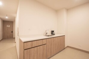 Fridge, coffee/tea maker