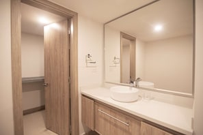 Shower, towels - Beautiful and Spacious Apartment in Bocagrande (Cartagena)