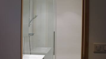 Douche, sèche-cheveux