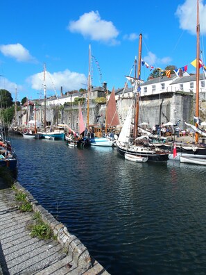 Marina - Daymer Apartment offers beautiful gardens, outdoor pool in summer and games room (Lanreath)