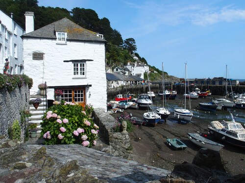 Daymer Apartment offers beautiful gardens, outdoor pool in summer and games room