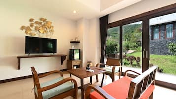 2 Bedroom Suite Villa | Living area | 34-inch Smart TV with satellite channels, TV