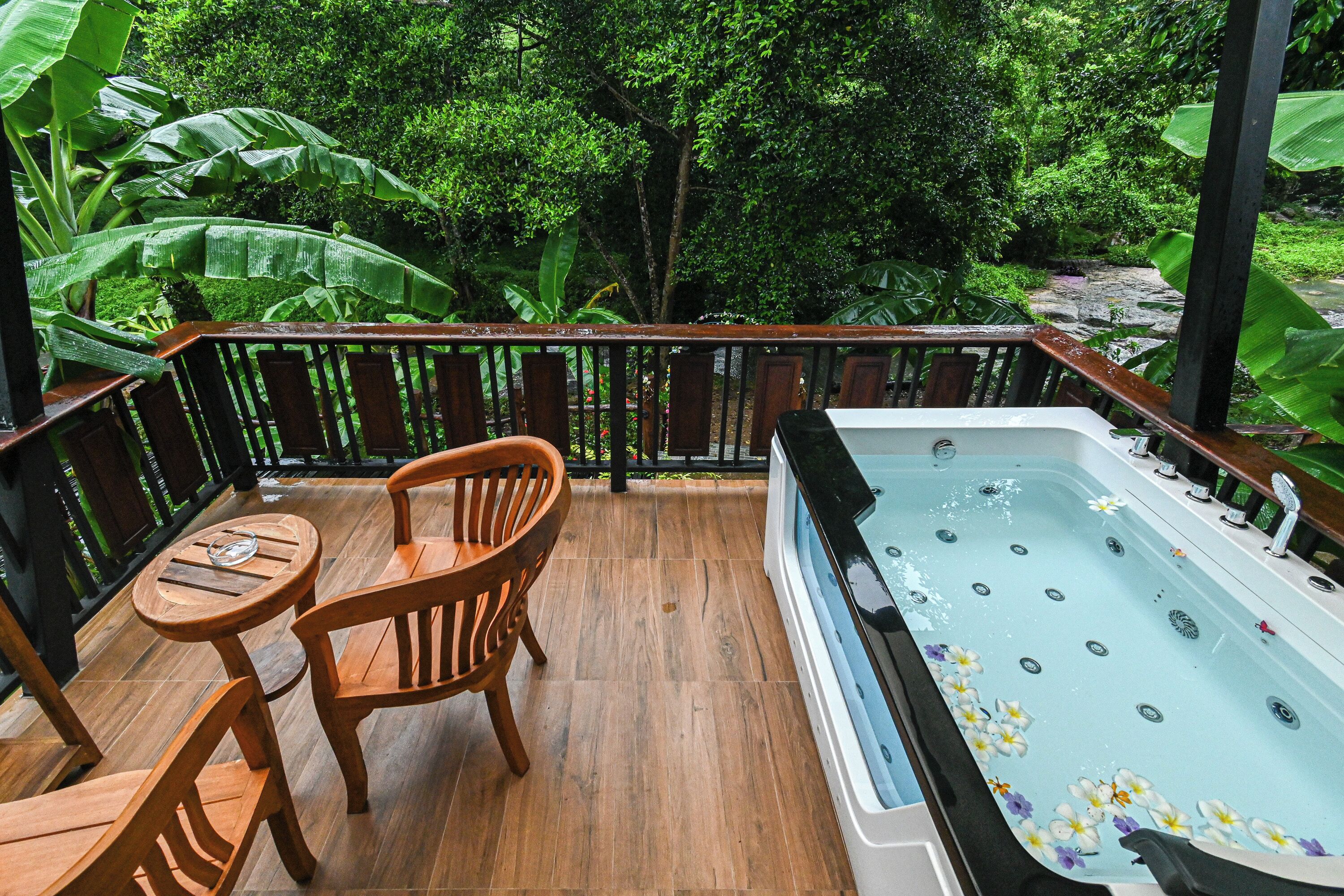 2 Bedroom Jacuzzi Villa | วิวระเบียง