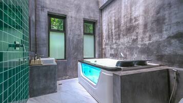 2 Bedroom Jacuzzi Villa | Bagno | Vasca e doccia separate, soffione a pioggia, set di cortesia gratuito