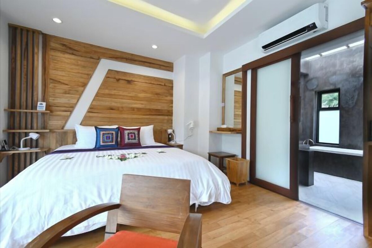 Minibar (some free items), soundproofing, rollaway beds (surcharge)