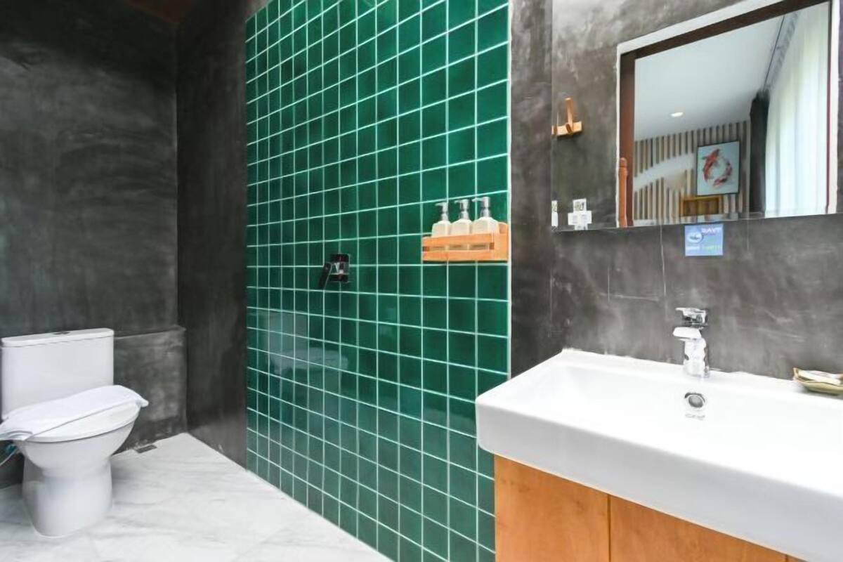 Bathroom | Separate tub and shower, rainfall showerhead, free toiletries