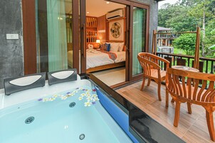 2 Bedroom Jacuzzi Villa | Svalir