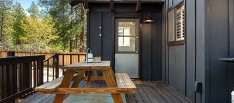 Charming Cabin | Kid & Pet Friendly, Wood Burning Fireplace