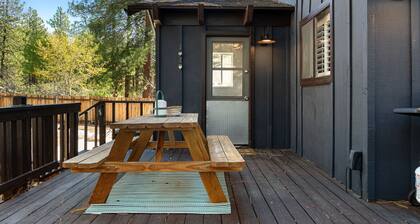 Charming Cabin | Kid & Pet Friendly, Wood Burning Fireplace