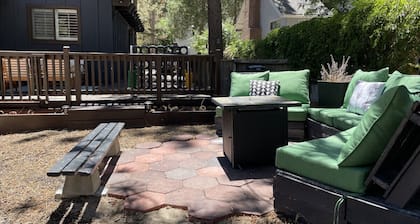 Charming Cabin | Kid & Pet Friendly, Wood Burning Fireplace
