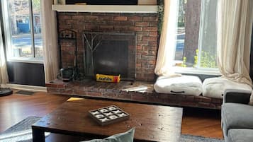TV connectée, cheminée, livres