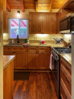 Kylskåp, mikrovågsugn, ugn och spishäll