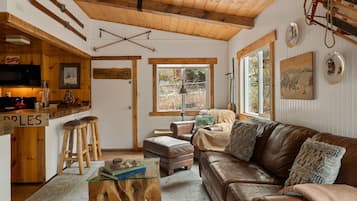 Een televisie en een open haard