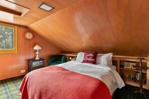 2 bedrooms, desk, travel cot, WiFi - Rustic Retreat|Pets OK, Near Village, Fireplace (Wrightwood)