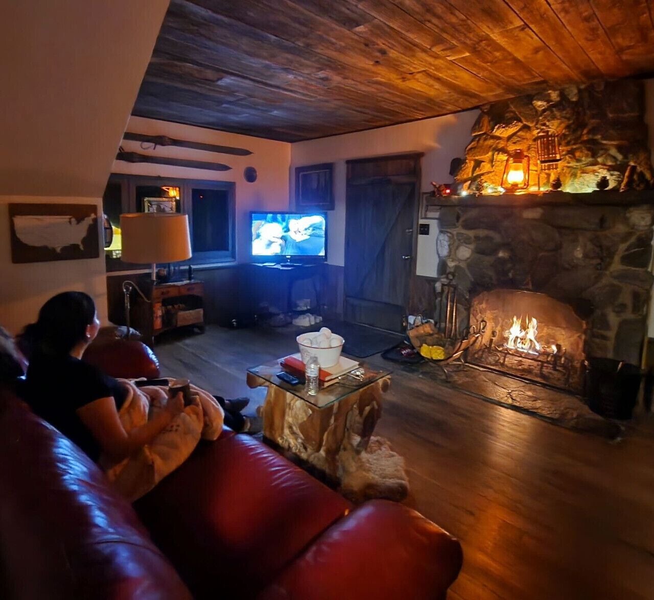 TV, fireplace