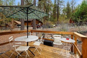 Outdoor dining - Rustic Retreat|Pets OK, Near Village, Fireplace (Wrightwood)