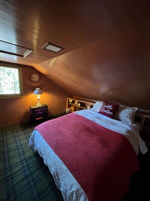 2 bedrooms, desk, travel cot, WiFi