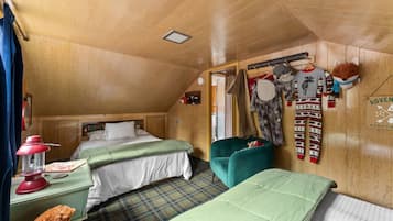 2 bedrooms, desk, travel cot, WiFi