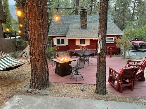 Lilac Cottage| Fireplace, Pet/Kid Friendly